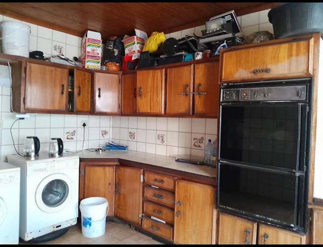 3 BEDROOM HOUSE FOR SALE IN BEZUIDENHOUT VALLEY